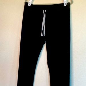 FIGS black medium scrub set.